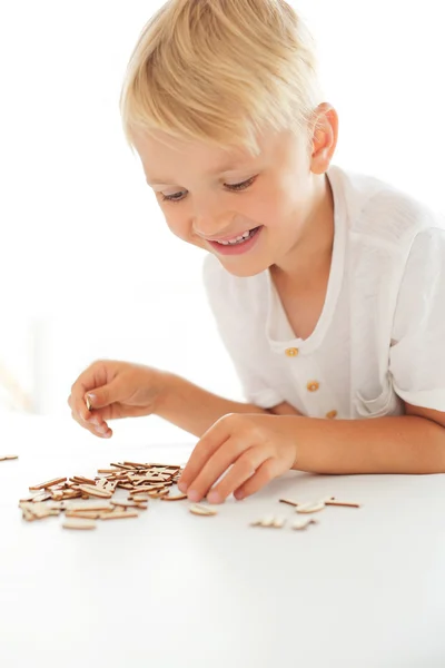 Leren om te schrijven. Houten steekpuzzel — Stockfoto