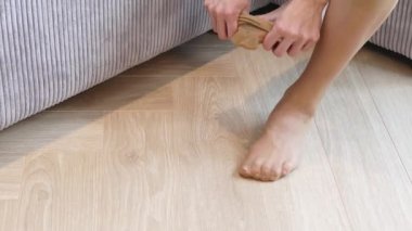 Çorap giyiyorum. Kadın likra diz çorabı giyer..