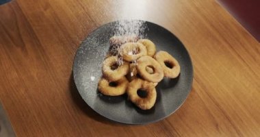 Shrove Salısı. Geleneksel ev yapımı. Pudra şekeri serpiştirilmiş çörekler.