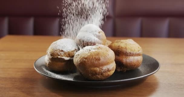 Fastnachtsessen Fastnachtsdienstag Traditionelles Hausbacken Donuts Mit Puderzucker Bestreut — Stockvideo