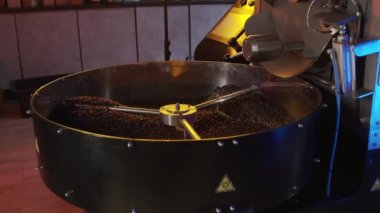 Kahve kızartma, fırında kahve pişirme süreci, kahve kızartma makinesi. Kahve kızartma makinesi, fırında kahve pişirme süreci..