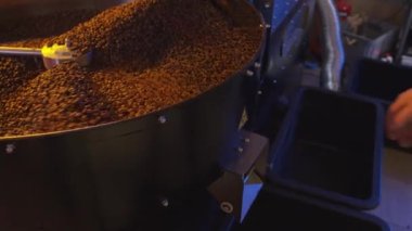 Kahve kızartma, fırında kahve pişirme süreci, kahve kızartma makinesi. Kahve kızartma makinesi, fırında kahve pişirme süreci..