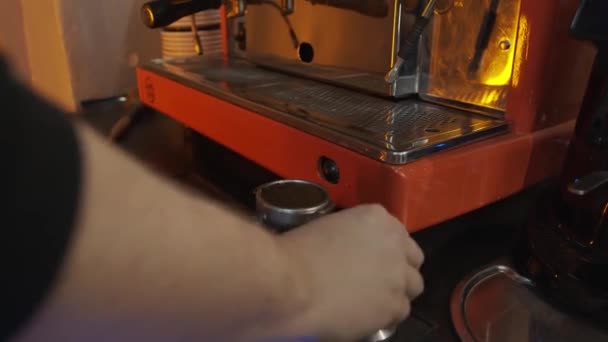 Café Cafetera Semiautomática Hombre Está Preparando Café Una Máquina Café — Vídeo de stock