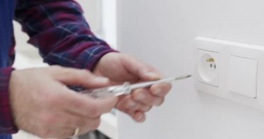 Elektrik tesisatı kurulumu. Elektrikçi elektriği tamir ediyor