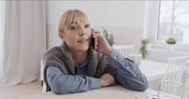 Telefonla konuşuyorum. Genç neşeli kadın telefonda konuşuyor..