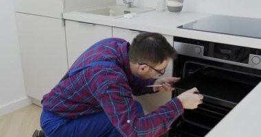 Fırını kuruyorum. Elektrikçi fırını bağlıyor, servis teknisyeni fırını mutfağa kuruyor..