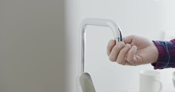Loodgieter Repareert Een Druipende Tap Reparatie Van Kraan Gootsteen Een — Stockvideo