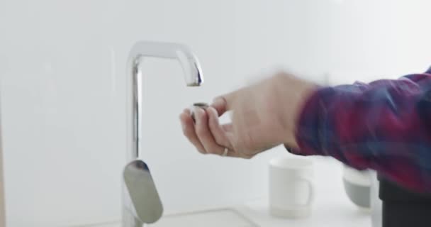 水管工在修理滴水的胶带 修理厨房水池中的水龙头 一个水管工在修理漏水的水龙头 — 图库视频影像