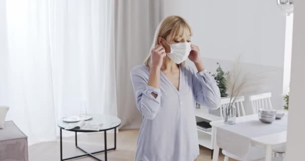 Beschermend Masker Vrouw Zet Een Wegwerpmasker Voor Het Huis Verlaat — Stockvideo