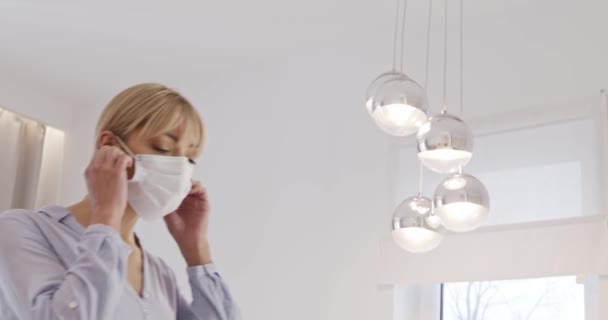 보호용마스크 여자는 나서기 일회용 보호용 마스크를 씁니다 바이러스 감염으로부터 자신의 — 비디오