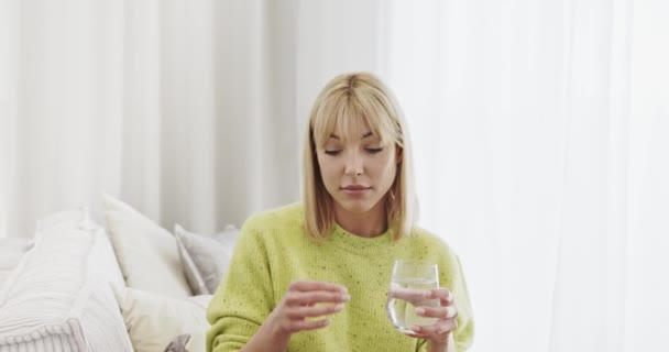 Tomando Medicamentos Mulher Bebe Comprimidos Com Água — Vídeo de Stock