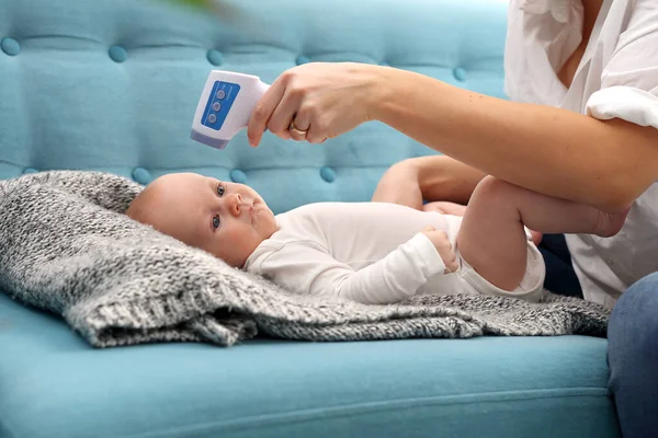 Sjuk Baby Mamma Mäter Temperaturen Det Lilla Barnet Vård Sjuka — Stockfoto