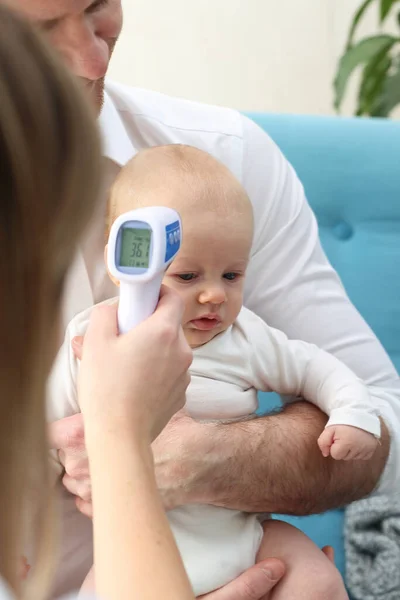 Piccola Malata Mamma Misura Temperatura Del Bambino Cura Dei Bambini — Foto Stock