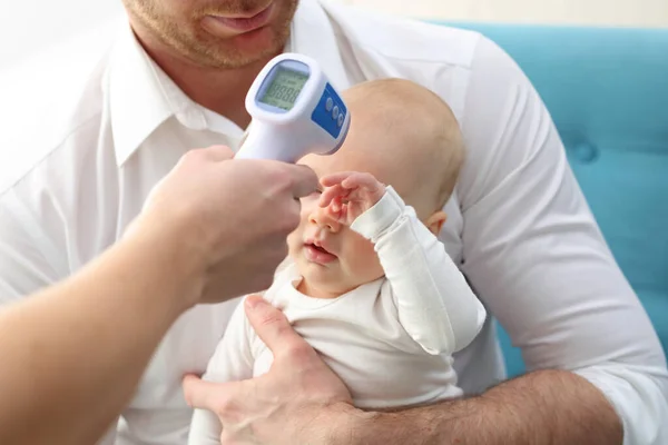 Beteg Csecsemő Hőmérséklet Egy Babánál Egy Gyermek Orvosi Rendelőben Koronavírus — Stock Fotó