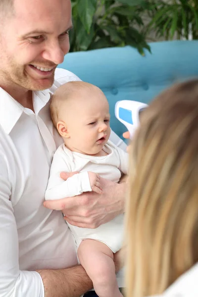 Sjuk Baby Mamma Mäter Temperaturen Det Lilla Barnet Vård Sjuka — Stockfoto