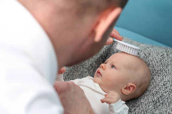 Cuidado Del Bebé Peinando Cabello Del Bebé Padre Joven Está — Foto de Stock