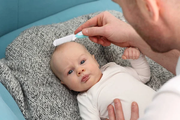 Cuidado Del Bebé Peinando Cabello Del Bebé Padre Joven Está — Foto de Stock