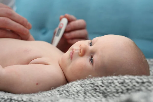 Bebé Enfermo Mamá Mide Temperatura Del Bebé Cuidado Niños Enfermos — Foto de Stock