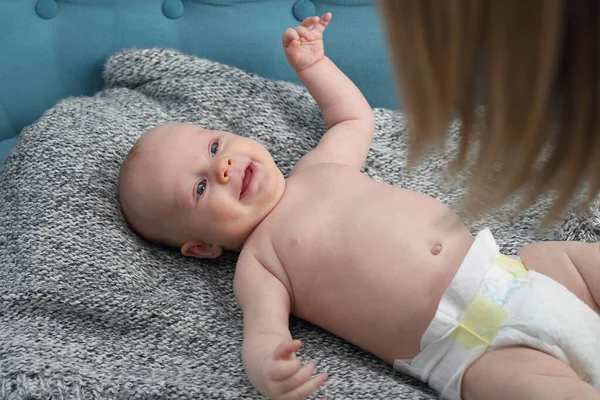 Das Baby Anziehen Eltern Legen Baby Ein Shirt — Stockfoto