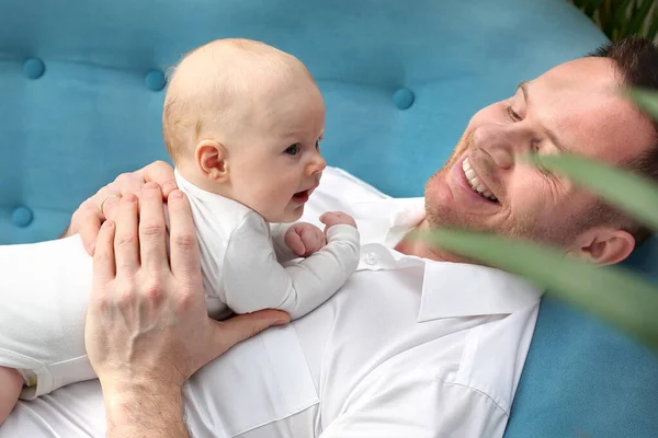 Pai Feliz Homem Está Cuidando Bebê — Fotografia de Stock