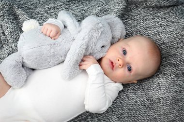 Yeni doğmuş, küçük tatlı bebek. Bir çocuğun portresi