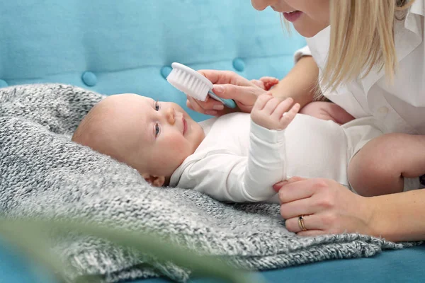 Soins Pour Bébé Peignage Des Cheveux Bébé Jeune Parent Brosse — Photo