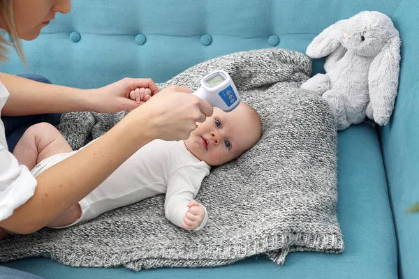 Bébé Malade Maman Mesure Température Petit Bébé Soins Aux Enfants — Photo