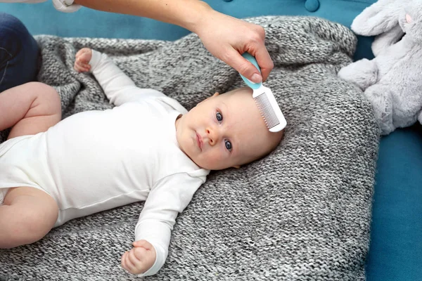 Φροντίδα Μωρών Χτένισμα Των Μαλλιών Του Μωρού Ένας Νεαρός Γονιός — Φωτογραφία Αρχείου