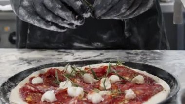 Pizza hazırlığı. Parma jambonlu, peynirli ve biberiyeli pizza. Kıtır kıtırlı lezzetli pizza. Pizza pişirme adımları.