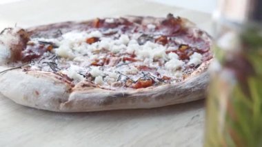 Parma jambonlu, peynirli ve biberiyeli pizza. Kıtır kıtırlı lezzetli pizza. Pizza pişirme adımları.