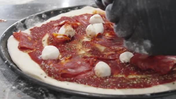 ピザだ ピザの準備だ パルマハム チーズ ローズマリーのピザ シャキッとした地殻においしいピザ ピザの焼き方 — ストック動画