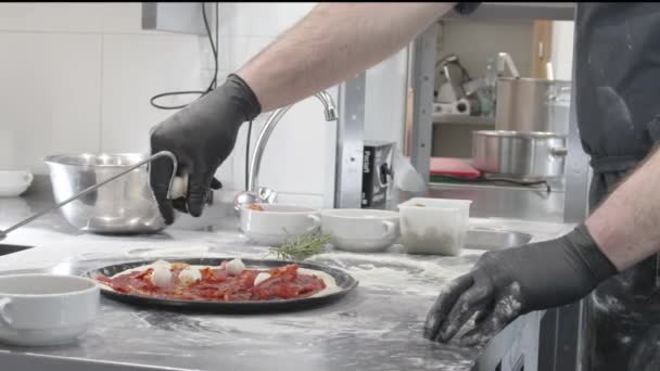Pizza Preparación Pizza Pizza Con Jamón Parma Queso Romero Sabrosa — Vídeo de stock