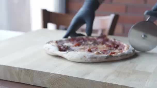 Cortando Pizza Pizza Con Jamón Parma Queso Romero Sabrosa Pizza — Vídeo de stock