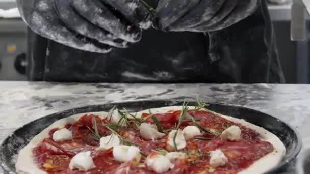 Preparación Pizza Pizza Con Jamón Parma Queso Romero Sabrosa Pizza — Vídeo de stock