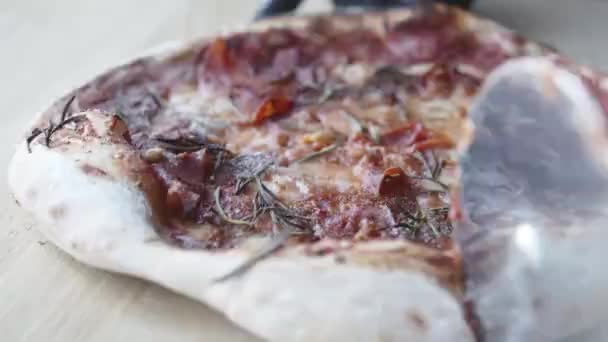 Pizza Dilimliyorum Parma Jambonlu Peynirli Biberiyeli Pizza Kıtır Kıtırlı Lezzetli — Stok video