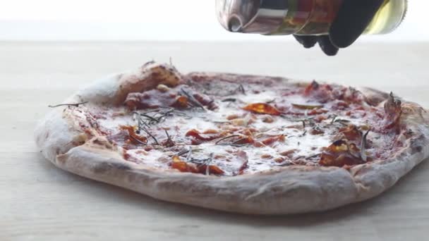Nalać Oliwy Pizzę Pizza Szynką Parmeńską Serem Rozmarynem Smaczna Pizza — Wideo stockowe