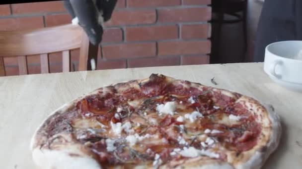 Pizza Posypaná Parmezánem Přípravné Kroky Pizzy Chutná Pizza Křupavé Kůrce — Stock video