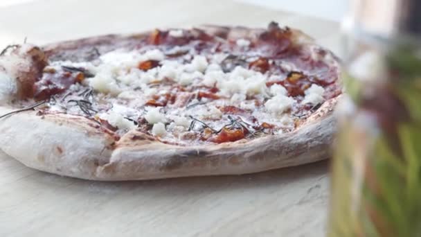 Pizza Met Parmaham Kaas Rozemarijn Lekkere Pizza Een Krokante Korst — Stockvideo