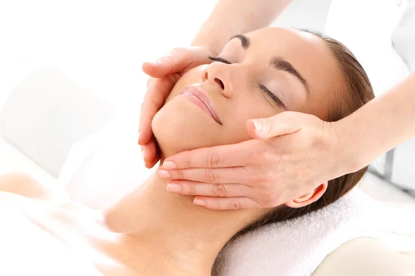 Kosmetolog vacker kvinna massera hennes tempel — Stockfoto