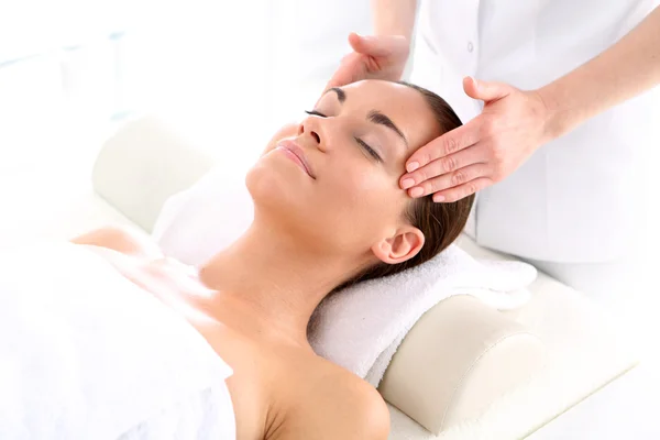 Salone di bellezza, la donna a massaggio di faccia — Foto Stock