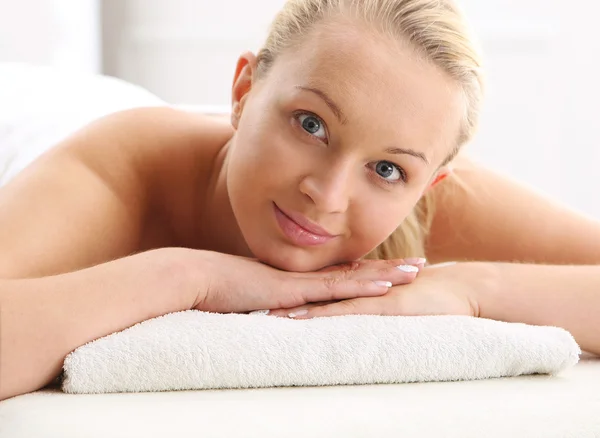 Ontspan in de spa - vrouw op massage — Stockfoto
