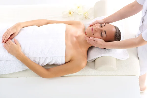 Relájese en el spa - mujer en el masaje facial — Foto de Stock