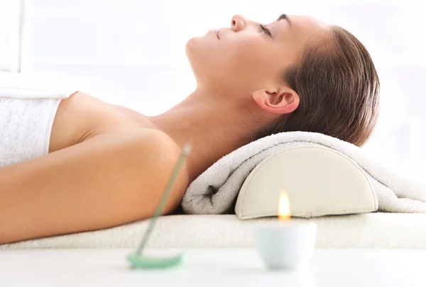 Koppla av i spa - kvinna på ansiktsmassage — Stockfoto