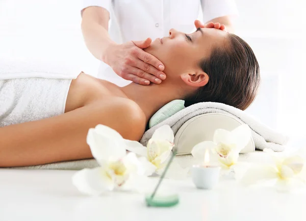 Rilassati nella spa - donna al massaggio viso — Foto Stock