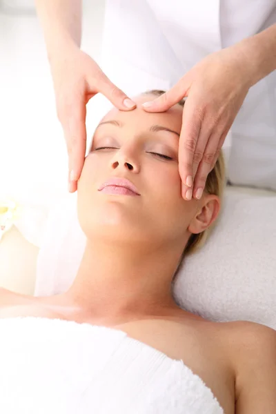 Spa - kobieta w masaż twarzy — Zdjęcie stockowe