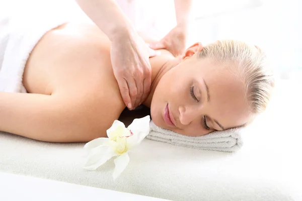 Therapeutic massage, heals the pain and relaxes — Stock Photo, Image