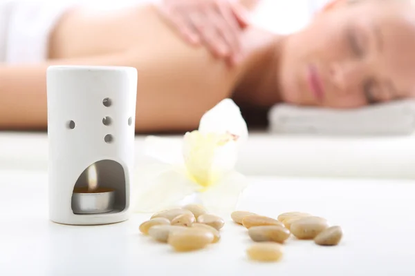 Aromatherapie, kalm, ontspannen, de rest - een vrouw in massagesalon — Stockfoto