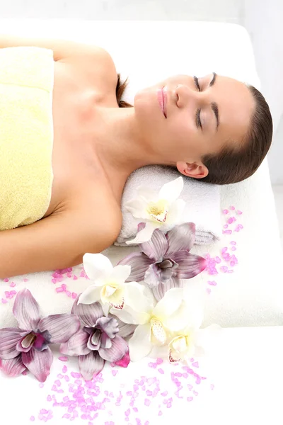 Spa - vrouw op massage — Stockfoto