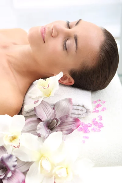 Spa - donna a massaggio — Foto Stock