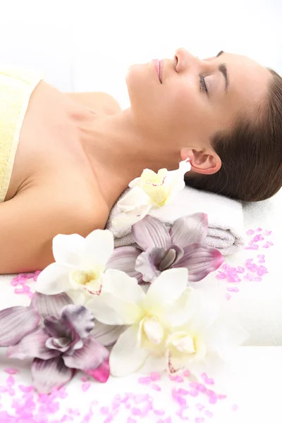 Spa - vrouw op massage — Stockfoto